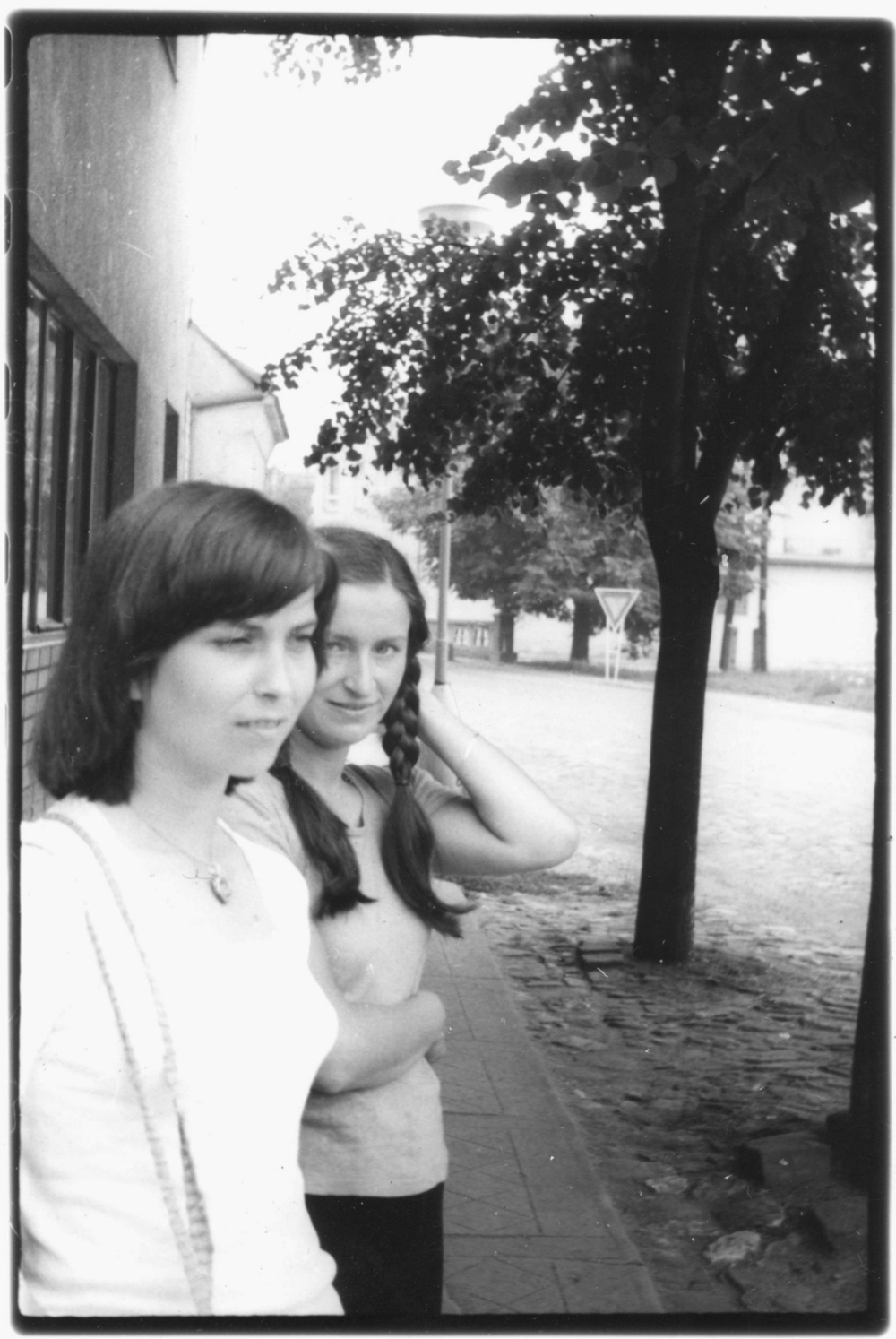 Alenu Rajlichovou s kamarádkou (Liba Jakubcova) vyfotografoval dnes slavný MiroslavTichy, Kyjov, kolem 1979
