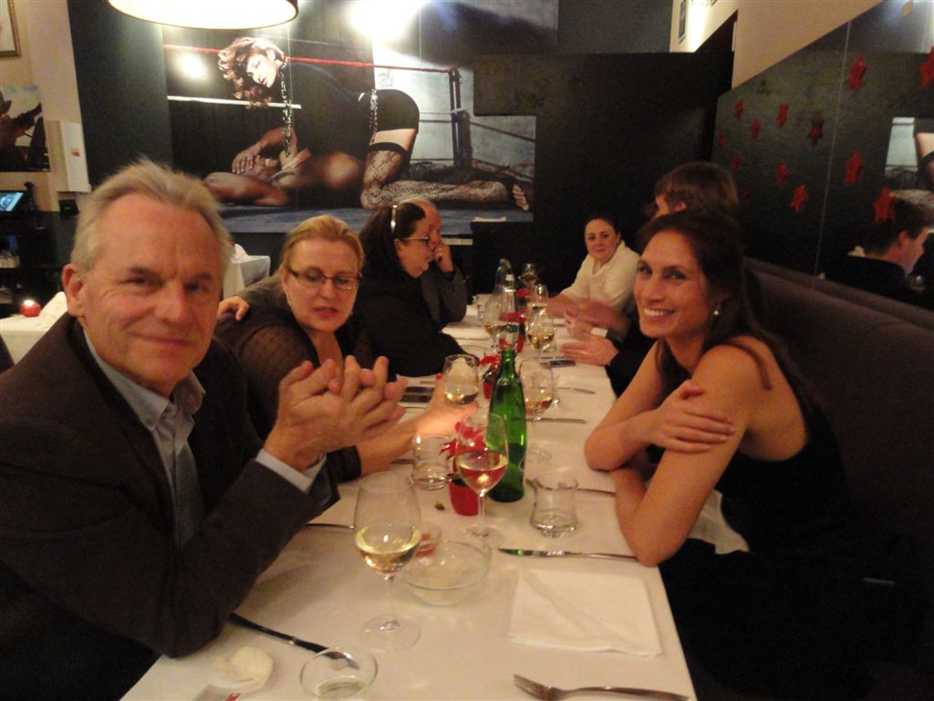 Jana Gorum a Steven Edwards v restauraci na Pařížské