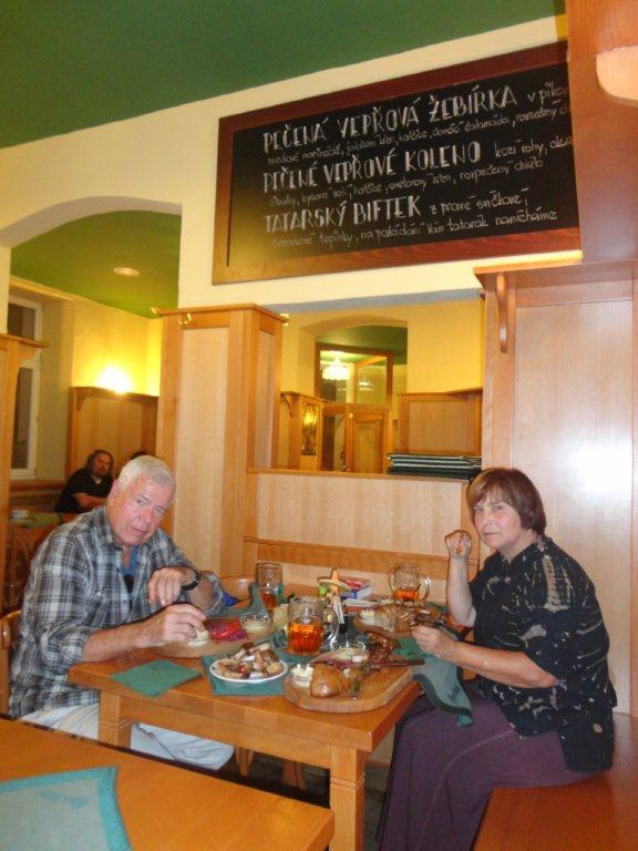 John a Alena v restauraci U Čápa