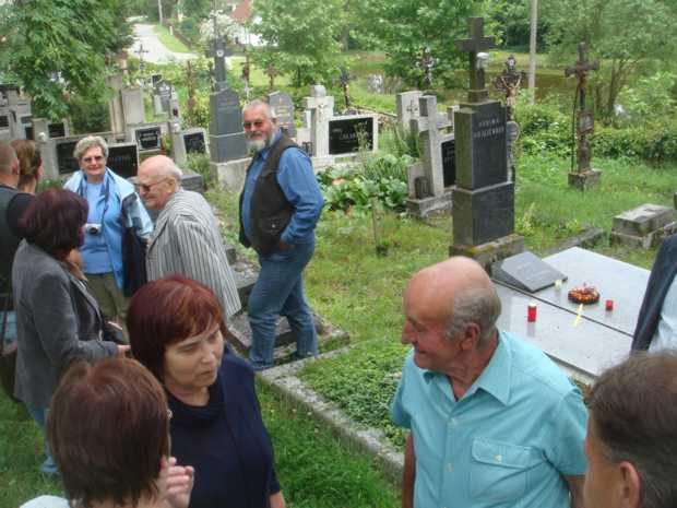 Na starém dírenském hřbitově: vpravo hrob kováře Karla Vojtěcha Rajlichaa jeho ženy Marie, kteří žili v Dírné od května 1910