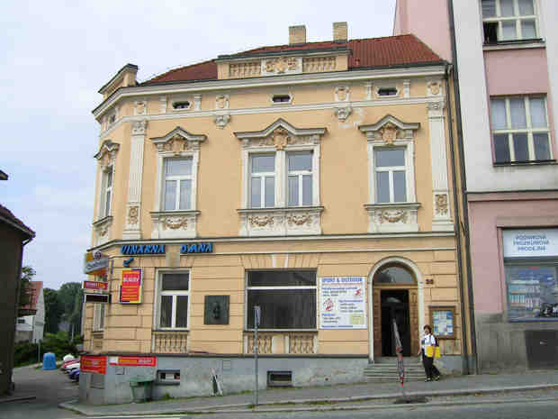 Dům na náměstí v Sedlčanech, ve kterém žila rodina obchodníka s textilem Jaroslava Rajlicha do 90. let 20. stol.