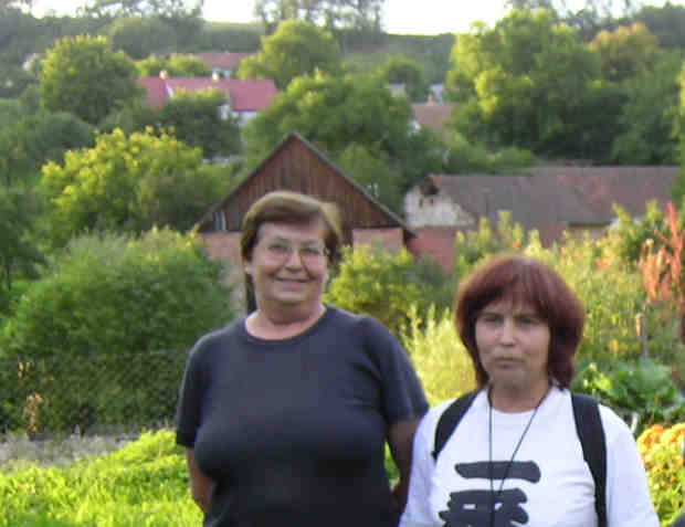 Marie Rajlichová-Doušová a Alena Rajlichová z Brna v Nahorubech, 2005