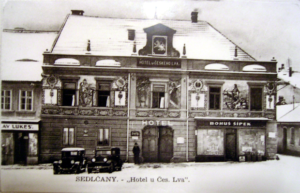 Hostinec U lva na náměstí v Sedlčanech patřil rodině Šípků (Emanuela Šípková byla ženou Jaroslava Rajlicha ml.), pohlednice z 20. let 20. století
