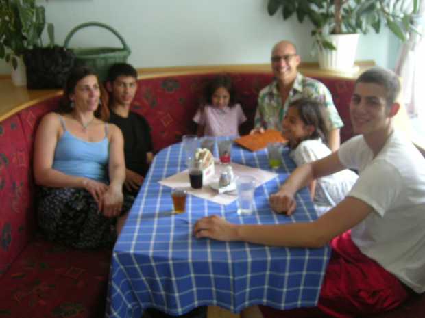 Chantal Rajlichová, její synové Natan a Forest a Steve Gorum (manžel Jany) s dcerami Martinou a Milenou po obědě v Hotelu Grand v Sedlčanech
