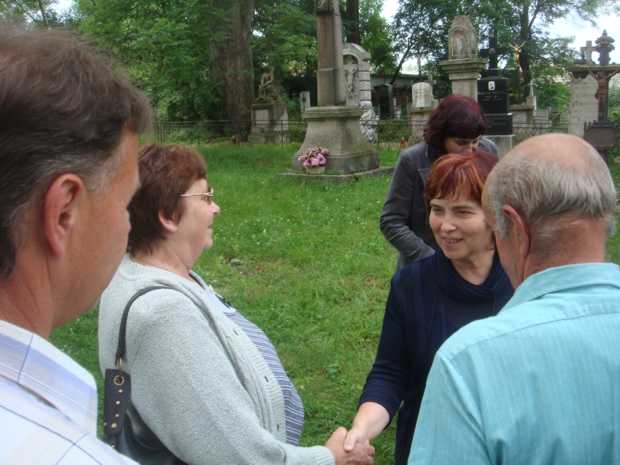 Na starém dírenském hřbitově: Marie Doušová-Rajlichová z Nahorub a Alena Rajlichová z Brna