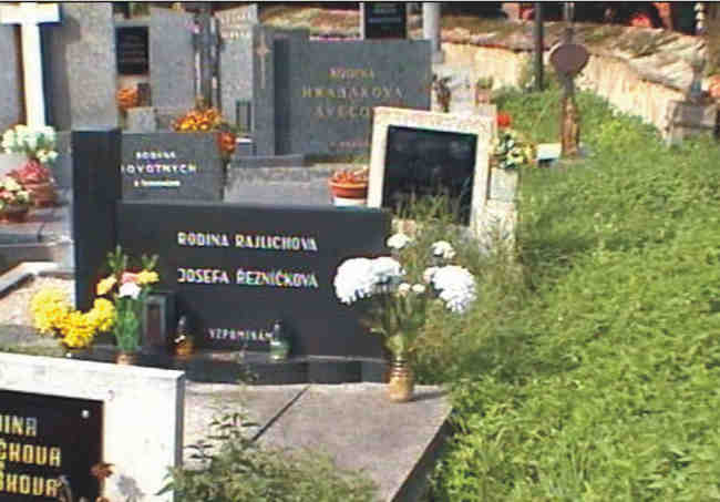 Jaroslav Rajlich s rodinou, hřbitov Újezd (u Sedlčan)